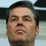 Výkonný riaditeľ Premier League Richard Masters sa pozerá na finále konferenčnej ligy UEFA v roku 2025