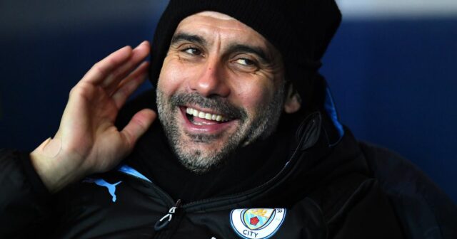 OXFORD, ANGLICKO – 18. DECEMBRA: Pep Guardiola, manažér Manchestru City, sa smeje pred štvrťfinálovým zápasom Carabao Cupu medzi Oxford United a Manchester City na štadióne Kassam 18. decembra 2019 v anglickom Oxforde. 