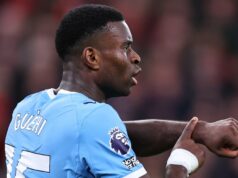 Man City ovplyvnený zmenou pravidiel FA Cupu po ignorovaní prosby Marca Guehiho Marc Guehi ukazuje na svoje zápästie