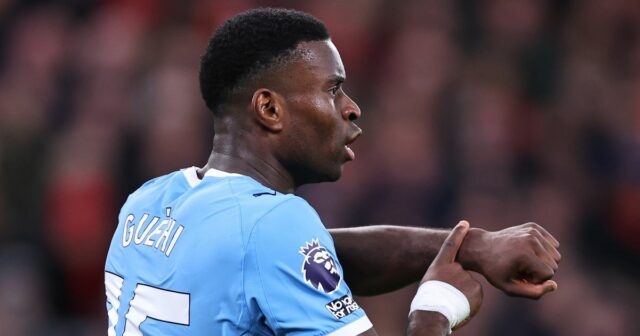 Marc Guehi ukazuje na svoje zápästie