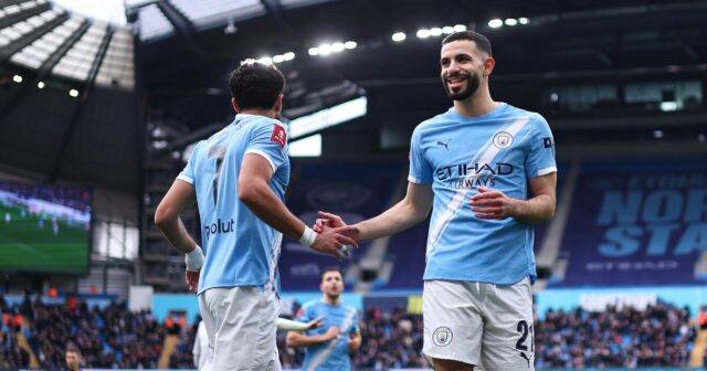 Man City prekonal Salford, ale jeden tím Premier League v Rayan Aït-Nouri z Manchestru City oslavuje