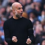 Pep Guardiola manažér Manchestru City oslavuje počas zápasu Premier League medzi Manchester City FC a Arsenal FC na Etihad Stadium 22. septembra 2024