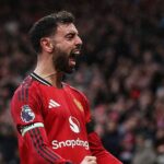 Bruno Fernandes oslavuje druhý gól svojho tímu počas zápasu Premier League medzi Manchestrom United a Tottenhamom Hotspur na Old Trafford.