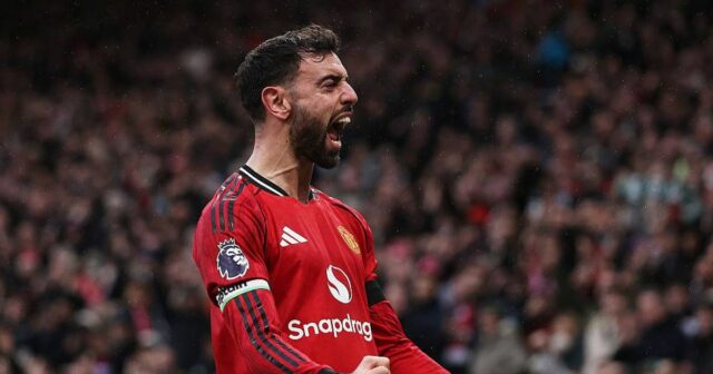 Bruno Fernandes oslavuje druhý gól svojho tímu počas zápasu Premier League medzi Manchestrom United a Tottenhamom Hotspur na Old Trafford. 