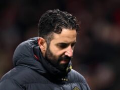 Man Utd má len jeden rok na to, aby splatil 533 miliónov libier, pričom viac sa má vyplatiť na Rubena Amorima MANCHESTER, ANGLICKO – 30. DECEMBRA: Ruben Amorim, manažér Manchestru United, sleduje polčas zápasu Premier League medzi Manchestrom United a Wolverhampton Wanderers na Old Trafford 30. decembra 2025 v Manchestri v Anglicku. (Foto: Carl Recine/Getty Images)