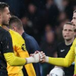 David de Gea a Jack Butland z Manchestru United oslavujú po semifinálovom zápase Emirates FA Cup medzi Brighton & Hove Albion a Manchestrom United na štadióne Wembley 23. apríla 2023