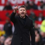 Michael Carrick ukazuje na čiaru