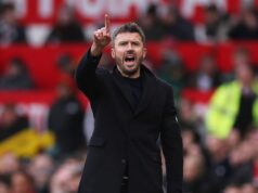 Man Utd mal kluby Prem „neveru“ predtým, ako Michael Carrick schválil prestupový obrat. Michael Carrick ukazuje na čiaru