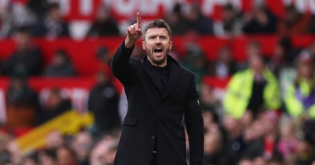 Michael Carrick ukazuje na čiaru 