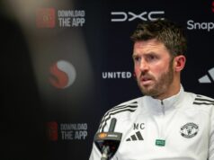 Man Utd môže ušetriť milióny na poplatkoch za prestup – ale iba ak bude konať hneď MANCHESTER, ANGLICKO – 19. FEBRUÁRA: Hlavný tréner Michael Carrick z Manchestru United hovorí počas tlačovej konferencie na Carrington Training Ground 20. februára 2026 v Manchestri v Anglicku. (Foto: Ash Donelon/Manchester United cez Getty Images)