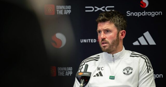 MANCHESTER, ANGLICKO – 19. FEBRUÁRA: Hlavný tréner Michael Carrick z Manchestru United hovorí počas tlačovej konferencie na Carrington Training Ground 20. februára 2026 v Manchestri v Anglicku. (Foto: Ash Donelon/Manchester United cez Getty Images)