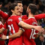 Cristiano Ronaldo z Manchestru United oslavuje strelenie svojho prvého gólu s Edinsonom Cavanim a Brunom Fernandesom počas zápasu Premier League medzi Tottenhamom Hotspur a Manchester United na štadióne Tottenham Hotspur 30. októbra 2021 v Londýne v Anglicku.