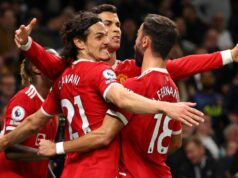 Man Utd podpísal 200-gólového strelca PSG a víťaza Zlatej lopty na bezplatné prestupy Cristiano Ronaldo z Manchestru United oslavuje strelenie svojho prvého gólu s Edinsonom Cavanim a Brunom Fernandesom počas zápasu Premier League medzi Tottenhamom Hotspur a Manchester United na štadióne Tottenham Hotspur 30. októbra 2021 v Londýne v Anglicku.