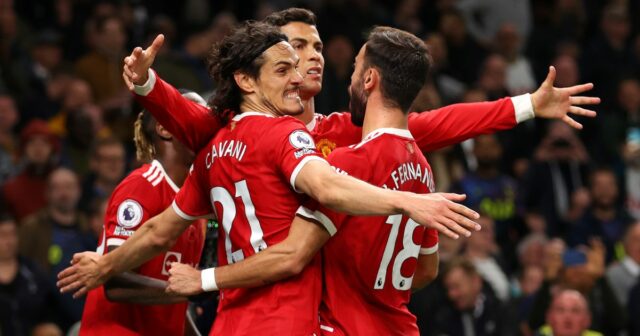 Man Utd podpísal 200-gólového strelca PSG a víťaza Zlatej lopty Cristiano Ronaldo z Manchestru United oslavuje strelenie svojho prvého gólu s Edinsonom Cavanim a Brunom Fernandesom počas zápasu Premier League medzi Tottenhamom Hotspur a Manchester United na štadióne Tottenham Hotspur 30. októbra 2021 v Londýne v Anglicku.