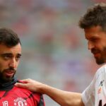 Bruno Fernandes z Manchestru United a Michael Carrick, asistent trénera Manchestru United hovoria pred zápasom Premier League medzi Manchestrom United a West Ham United na Old Trafford