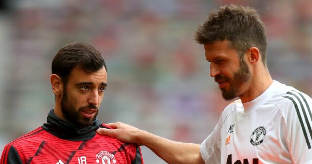 Bruno Fernandes z Manchestru United a Michael Carrick, asistent trénera Manchestru United hovoria pred zápasom Premier League medzi Manchestrom United a West Ham United na Old Trafford