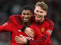 Man Utd sa dostal do rovnakej situácie po dohodách Marcusa Rashforda a Scotta McTominayho Marcus Rashford a Scott McTominay z Manchestru United oslavujú víťazstvo počas štvrťfinále Emirates FA Cup medzi Manchestrom United a Liverpoolom na Old Trafford 17. marca 2024 v Manchestri v Anglicku.