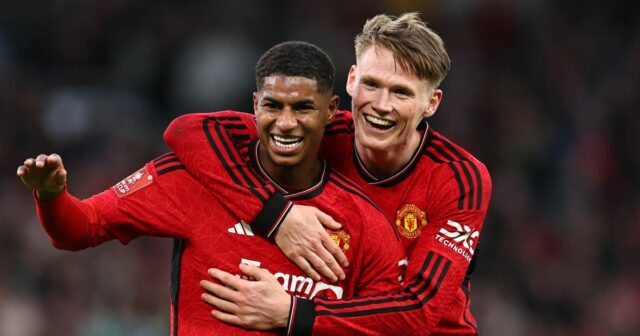 Marcus Rashford a Scott McTominay z Manchestru United oslavujú víťazstvo počas štvrťfinále Emirates FA Cup medzi Manchestrom United a Liverpoolom na Old Trafford 17. marca 2024 v Manchestri v Anglicku. 