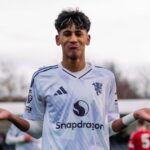 JJ Gabriel z Manchestru United oslavuje tretí gól svojho tímu počas zápasu Premier League U18 medzi Manchestrom United a Liverpoolom v Liverpool FC Academy