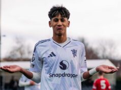 Man Utd zakázal požičať JJ Gabrielovi, pretože Wonderkid stále robí dojem JJ Gabriel z Manchestru United oslavuje tretí gól svojho tímu počas zápasu Premier League U18 medzi Manchestrom United a Liverpoolom v Liverpool FC Academy