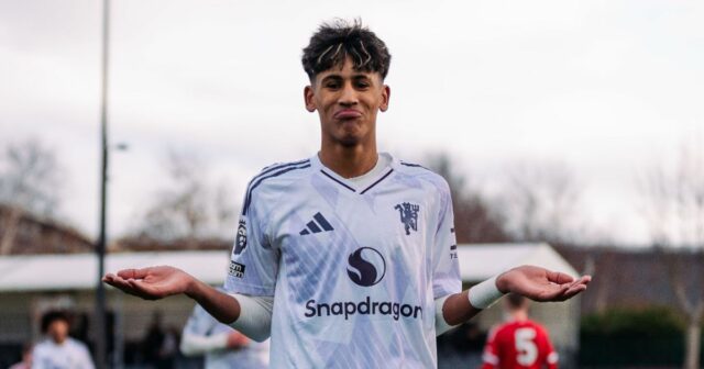 JJ Gabriel z Manchestru United oslavuje tretí gól svojho tímu počas zápasu Premier League U18 medzi Manchestrom United a Liverpoolom v Liverpool FC Academy