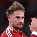 LIVERPOOL, ANGLICKO - 14. FEBRUÁRA: Alexis Mac Allister z Liverpoolu oceňuje fanúšikov po víťazstve tímov v zápase štvrtého kola Emirates FA Cup medzi Liverpoolom a Brighton & Hove Albion na Anfielde 14. februára 2026 v Liverpoole v Anglicku. (Foto: Lewis Storey/Getty Images)