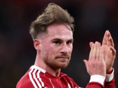 Man Utd zvažuje šok pre záložníka Liverpoolu Alexisa Mac Allistera LIVERPOOL, ANGLICKO - 14. FEBRUÁRA: Alexis Mac Allister z Liverpoolu oceňuje fanúšikov po víťazstve tímov v zápase štvrtého kola Emirates FA Cup medzi Liverpoolom a Brighton & Hove Albion na Anfielde 14. februára 2026 v Liverpoole v Anglicku. (Foto: Lewis Storey/Getty Images)