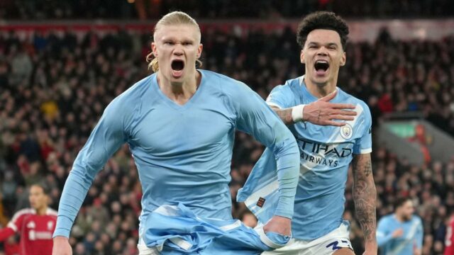 Manchester City porazil 10-členný Liverpool a znovu rozpútal boj o titul v Premier League
