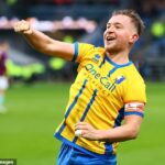 Louis Reed oslavuje skórovanie za Mansfield Town v ich skvelom rozrušení v FA Cupe