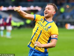 Mansfield BEAT Burnley v FA Cupe: League One ohromila súperov z Premier League, aby po triumfe Macclesfieldu nad Crystal Palace naservírovali ďalšie nepríjemnosti. Louis Reed oslavuje skórovanie za Mansfield Town v ich skvelom rozrušení v FA Cupe