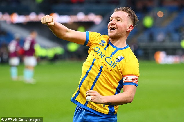 Mansfield BEAT Burnley v FA Cupe: League One ohromila súperov Louis Reed oslavuje skórovanie za Mansfield Town v ich skvelom rozrušení v FA Cupe