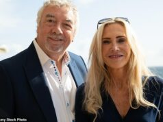 Manželka, ktorá zachránila Johna Virga pred závislosťou na hazardných hrách: Ako ho tretí manžel legendárnej snookerovej hviezdy dostal späť na trať po tom, čo padol na dno John Virgo, ktorého smrť bola oznámená v stredu, na snímke so svojou treťou manželkou Rosie Ries, s ktorou sa oženil v roku 2009.