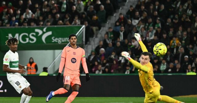 Marcus Rashford dal ďalší náznak Barcelony, keďže sa čaká na Marcus Rashford sa pokúša skórovať lobom.