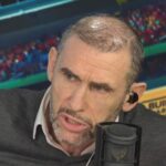 Martin Keown hovorí do mikrofónu