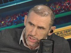 Martin Keown zdieľa zaujímavú teóriu o titule Arsenalu po dramatickom víťazstve v Man City Martin Keown hovorí do mikrofónu