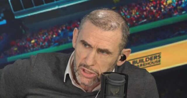 Martin Keown hovorí do mikrofónu