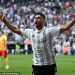 Alex Oxlade-Chamberlain's strávil dve sezóny v Besiktase, kým bol v máji prepustený.