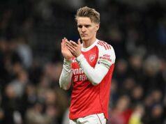 Martin Odegaard varoval, že jeho miesto v štartovej jedenástke už nie je zaručené Eberechi Eze z Arsenalu počas zápasu Premier League medzi Tottenhamom Hotspur a Arsenalom na štadióne Tottenham Hotspur 22. februára 2026 v...