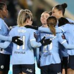 Lauren Hemp so svojou trofejou Player of the Match