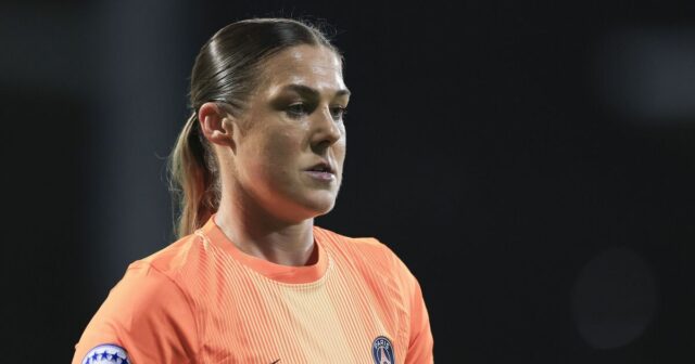 Mary Earpsová nakoniec ustúpila po tom, čo ju poškodila Sarina Wiegman v rade levíc|Futbal|Športová aktivita 
