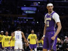 Maskot, do ktorého strčila hviezda NBA, si najme právnika, pretože šokujúci predzápasový moment naberie nečakaný nový zvrat Maskot Washington Wizards, do ktorého strčila hviezda LA Lakers Jaxson Hayes, sa v šokujúcom zvrate k tejto bizarnej skúške postavil ako právnik.