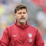Hlavný tréner Mauricio Pochettino z USA sa pozerá proti Türkiye počas druhého polčasu medzinárodného priateľského zápasu na štadióne Pratt & Whitney 7. júna 2025 v East Hartford, Connecticut.