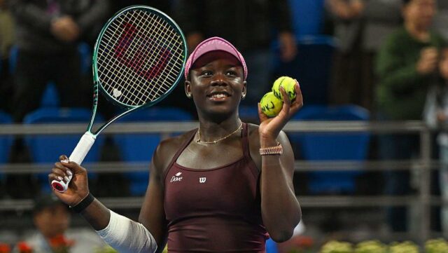 Mboko šokuje Rybakina, keď Swiatek prehrá so Sakkari
