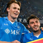 Nástenná maľba zobrazujúca Scotta McTominayho, ktorý skóroval nad hlavou proti Dánsku na Somerville Drive pri Hampden Parku