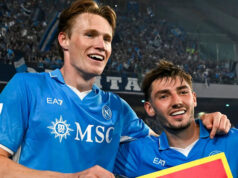 McTominay v pretekoch proti Atalante proti Neapolu naživo na BBC Nástenná maľba zobrazujúca Scotta McTominayho, ktorý skóroval nad hlavou proti Dánsku na Somerville Drive pri Hampden Parku