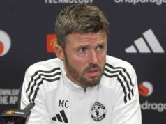Michael Carrick hovorí Man Utd, aby sa nerozhodoval „na kolena“ o práci napriek dobrej forme Michael Carrick