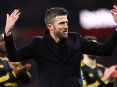 Michael Carrick je podporovaný piatimi staršími hráčmi Man United pre trvalú úlohu Michael Carrick je podporovaný piatimi staršími hráčmi Man United pre trvalú úlohu