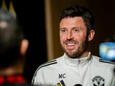 Michael Carrick posiela Royovi Keaneovi a Garymu Nevillovi správu o tom, že ich „vypneme“ Hlavný tréner Manchestru United Michael Carrick