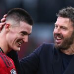 Hlavný tréner / manažér Manchestru United Michael Carrick oslavuje s Benjaminom Seskom