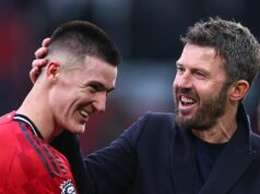Michael Carrick víta nespievaného hrdinu Man Utd po tom, čo sa na titulky dostal Benjamin Sesko Hlavný tréner / manažér Manchestru United Michael Carrick oslavuje s Benjaminom Seskom